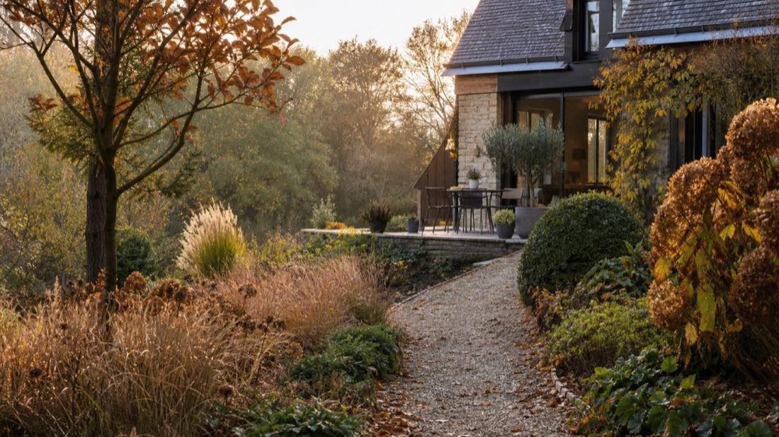 Graminées d’automne devant une maison